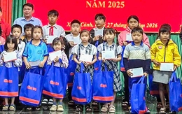 Quà xuân của bạn đọc Tuổi Trẻ đến với giáo viên, học sinh vùng bão lũ Sông Cầu