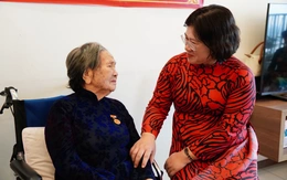 Phó bí thư Thành ủy TP.HCM Văn Thị Bạch Tuyết trao Huy hiệu 80 năm tuổi Đảng ở phường An Khánh