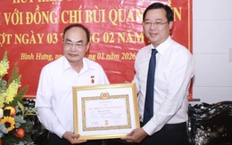 Lãnh đạo Thành ủy TP.HCM trao Huy hiệu 45 tuổi Đảng cho nguyên Thứ trưởng Bộ Công an