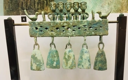 Chiếc khánh đồng 'độc nhất vô nhị' từ mộ táng Đông Sơn