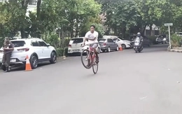 Chàng trai 'vồ ếch' khi trổ tài bốc đầu xe đạp
