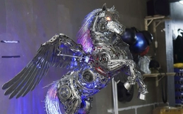 'Biến' linh kiện xe cũ thành mô hình ngựa giá chục triệu  đồng trang trí Tết Bính Ngọ