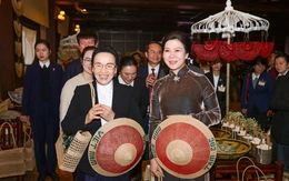 Khắc ghi tình hữu nghị sắt son Việt - Lào tại cố đô Hoa Lư