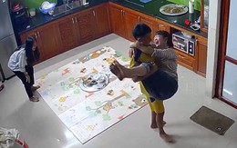 Mẹ cười hạnh phúc khi được con trai bế