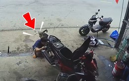 Ông chú sửa xe bị chó tè vào lưng