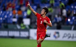 Vừa về Việt Nam, tiền đạo Quốc Việt đã được vinh danh