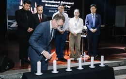 Đại biện Đức tại Việt Nam thắp nến tưởng niệm nạn nhân trong thảm họa diệt chủng Do Thái