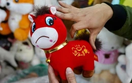 'Chú ngựa mếu' thành sản phẩm hot dịp Tết Nguyên đán