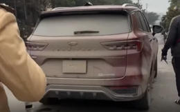 Xe đi trời mưa làm bùn đất che kín biển số, tài xế có bị xử phạt?