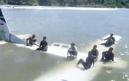 Khoảnh khắc máy bay chở khách hạ cánh khẩn cấp trên biển ở Indonesia