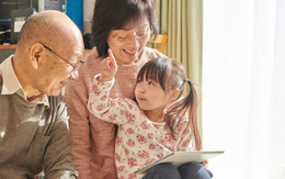 Trông cháu giúp ông bà minh mẫn hơn?