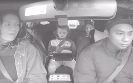 Bác tài đầu tư âm thanh thông báo trong xe cứ như trên máy bay khiến khách Tây trầm trồ