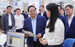 Thủ tướng thăm Trung tâm Phục vụ hành chính công tỉnh Quảng Ninh