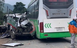Xe khách giường nằm biển Lào va chạm xe hạ tải, hai người tử vong