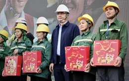 Trao quà Tết sớm cho 1.100 công nhân đang tham gia 'đại chỉnh trang' hồ Tây