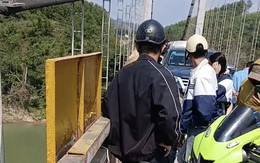 Người dân hoảng hốt vì lá thư kèm đôi dép để lại trên cầu giữa trưa