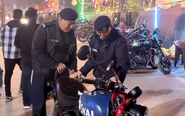 Thấy xe máy đỗ sai, CSGT không phạt mà chỉ lặng lẽ chuyển vào đúng chỗ