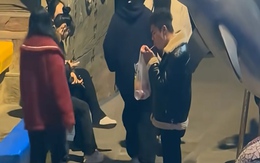 Cá heo dạy dỗ thanh niên hút thuốc trong thủy cung vì nhắc nhở không nghe