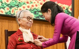 Phường Đức Nhuận trao Huy hiệu Đảng đến 41 đảng viên dịp 3-2