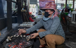 Nghề nướng cá biển vào vụ Tết, người làm ngồi bên bếp than hồng từ trưa đến tối