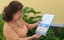 Người dân ở Bình Chánh phấn khởi khi được tặng bảng số nhà mới