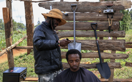 Tiệm cắt tóc không gương, không kéo, chỉ có... xẻng gây sốt Kenya