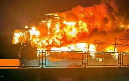 Xe giường nằm cháy rụi trên cao tốc, nam sinh lớp 12 tử vong