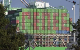 Tàu container ở Mỹ xếp thành chữ để tưởng nhớ dân thường bị đặc vụ ICE bắn chết?