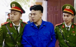 Dẫn giải đến tòa để xét xử 'tổng tài' giơ tay chỉ đạo đánh người ở quán cà phê