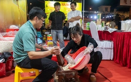 Người dân Quảng Trị thưởng thức trăm thứ quà quê qua ngày hội OCOP đón xuân Bính Ngọ