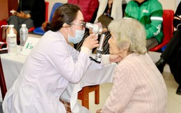 V.Rohto 20 năm mang đến hàng nghìn ca khám, mổ mắt miễn phí