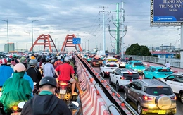 Vì sao không cho ô tô chạy tạm vào làn xe máy trên cầu Bình Lợi để giảm kẹt?