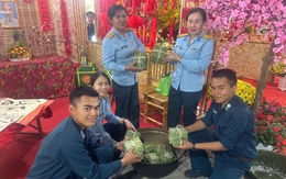 Bộ đội pháo phòng không Trung đoàn 224 trổ tài gói bánh chưng ngày Tết