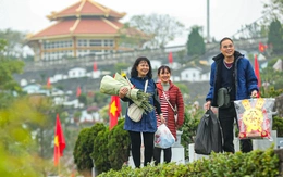 Sắp rằm tháng chạp, nhiều gia đình người Hà Nội cùng nhau tảo mộ cuối năm