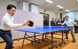 So tài bóng bàn sau hội đàm, bộ trưởng quốc phòng Nhật - Hàn bất phân thắng bại