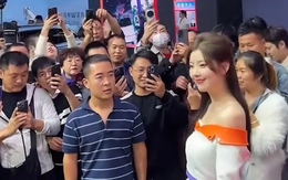 Các cô gái thẹn thùng trước ánh mắt của kẻ si tình