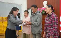 Trao hơn 1.000 suất quà 'Xuân yêu thương' cho các gia đình khó khăn ở Đà Nẵng