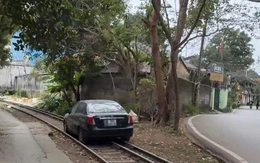 Đi, đứng, ngồi, đậu xe trên đường ray xe lửa bị xử phạt ra sao?