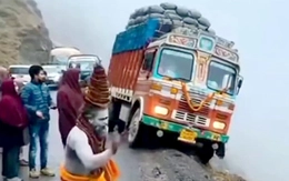 Lại xuất hiện video nhà sư Hindu dùng 'thần lực' cứu xe tải khỏi rơi xuống mương