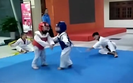 Màn đấu võ đáng yêu của hai bé trai