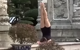 Tập yoga 'trồng cây chuối' phản cảm trước cổng chùa: Sẽ nhắc khách mặc kín đáo khi vào chùa