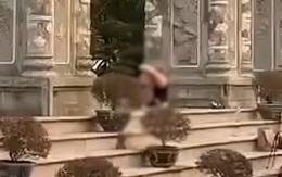 Video người phụ nữ quay clip tập yoga 'trồng cây chuối' đùi trần trước cổng chùa Linh Ứng