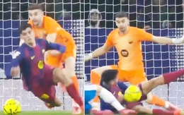 Thủ môn Barca đẩy ngã đồng đội để chặn cú sút của đối thủ