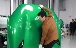 Hãng xe điện phát sóng trực tiếp cảnh tháo dỡ xe để chứng minh chất lượng