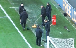 Hull City dùng đèn khò ‘dọn’ băng trước trận gặp Watford