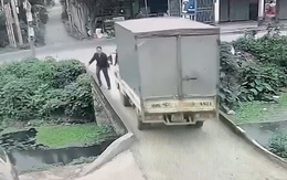 Người đi bộ ngã xuống mương trước pha ôm cua qua cầu hẹp của xe tải