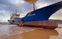 Kiểm tra tàu sắt có chữ Trung Quốc trôi dạt, mắc cạn ở biển Dung Quất
