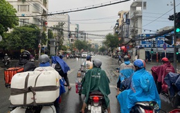 Nhiều nơi tại TP.HCM bất ngờ mưa trái mùa vào giờ tan tầm