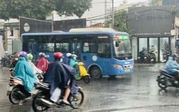 Mưa trái mùa nặng hạt đang trút xuống TP.HCM, có nơi mưa to