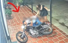 Cô gái giúp người đàn ông lái mô tô vào nhà một nốt nhạc